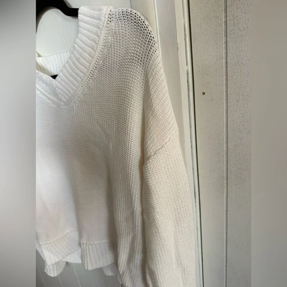 AMERICAN EAGLE WHITE V NECK LONG SLEEVE V NECK SWEATER OVERSIZED XSMALL - Picture 3 of 4